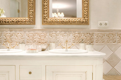 Imagen de cuarto de baño minimalista con baldosas y/o azulejos de cerámica