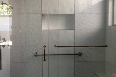 サクラメントにあるコンテンポラリースタイルのおしゃれな浴室の写真