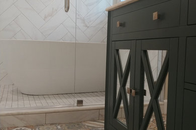 ロサンゼルスにある中くらいなトランジショナルスタイルのおしゃれなマスターバスルーム (ターコイズのキャビネット、置き型浴槽、オープン型シャワー、白いタイル、磁器タイル、緑の壁、磁器タイルの床、アンダーカウンター洗面器、大理石の洗面台、開き戸のシャワー、白い洗面カウンター) の写真