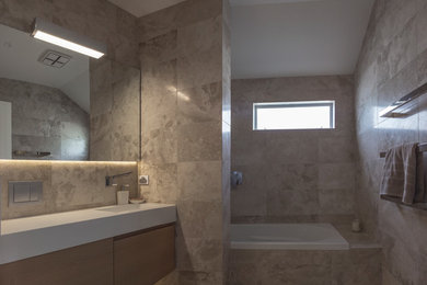 Пример оригинального дизайна: маленькая ванная комната в современном стиле с бежевой плиткой и каменной плиткой для на участке и в саду