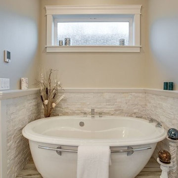 Maiden Lane Bathroom Bathtub - Wenatchee WA, Bollinger Custom Home Builders