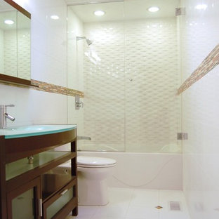 Foto di una grande stanza da bagno con doccia minimal con ante di vetro, ante in legno bruno, vasca ad alcova, vasca/doccia, WC a due pezzi, piastrelle bianche, piastrelle in gres porcellanato, pareti bianche, pavimento in gres porcellanato, lavabo integrato, top in vetro, pavimento bianco, porta doccia a battente e top blu