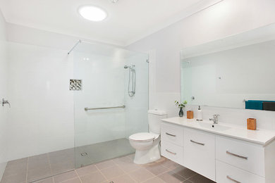 Diseño de cuarto de baño contemporáneo grande con ducha abierta, sanitario de dos piezas, paredes blancas, suelo de baldosas de cerámica y lavabo suspendido