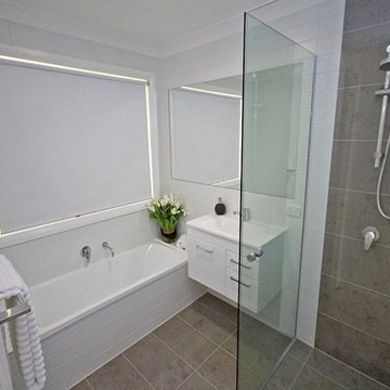 Main Bathroom with Limestone Feature Tile