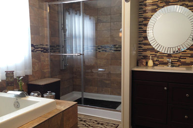 Ejemplo de cuarto de baño principal actual de tamaño medio con bañera encastrada y baldosas y/o azulejos de porcelana
