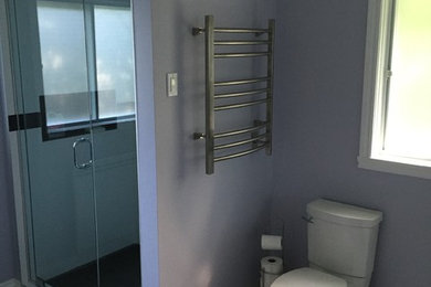 This is an example of a modern bathroom in Montreal.