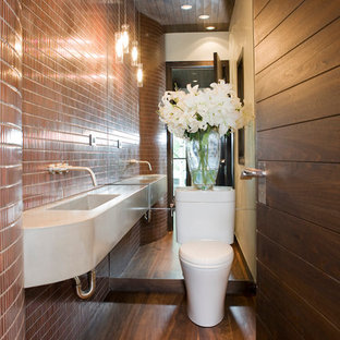 Ispirazione per una stanza da bagno minimal con lavabo sospeso e piastrelle marroni