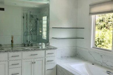 ロサンゼルスにある広いコンテンポラリースタイルのおしゃれなマスターバスルーム (白いキャビネット、ドロップイン型浴槽、セラミックタイルの床、アンダーカウンター洗面器、開き戸のシャワー) の写真