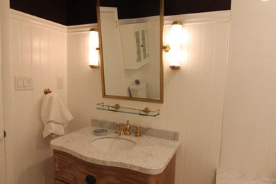 フィラデルフィアにあるお手頃価格の小さなトランジショナルスタイルのおしゃれなバスルーム (浴槽なし) (家具調キャビネット、淡色木目調キャビネット、シャワー付き浴槽	、白いタイル、セラミックタイル、セラミックタイルの床、アンダーカウンター洗面器、大理石の洗面台、マルチカラーの床、シャワーカーテン、アルコーブ型浴槽、白い洗面カウンター) の写真