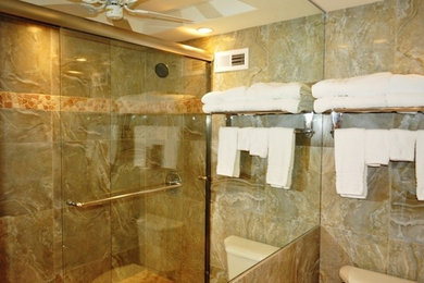 ダラスにある高級な小さなコンテンポラリースタイルのおしゃれなマスターバスルーム (アルコーブ型シャワー、一体型トイレ	、マルチカラーのタイル、磁器タイル、磁器タイルの床、引戸のシャワー) の写真