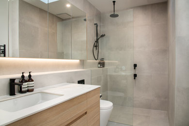 Imagen de cuarto de baño principal y flotante actual con armarios con paneles lisos