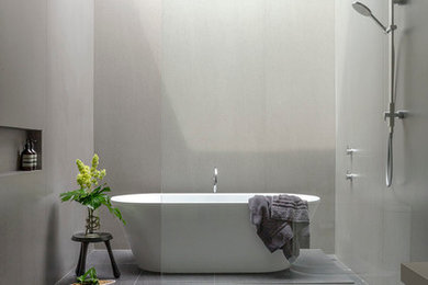 Foto de cuarto de baño moderno con bañera exenta, ducha abierta y ducha abierta