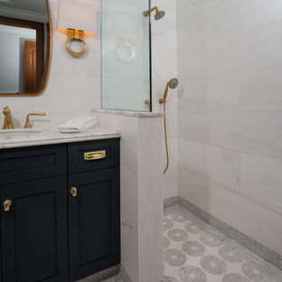 Idéer för stora vintage gult en-suite badrum, med skåp i shakerstil, blå skåp, en öppen dusch, vit kakel, keramikplattor, vita väggar, mosaikgolv, ett undermonterad handfat, marmorbänkskiva, vitt golv och med dusch som är öppen