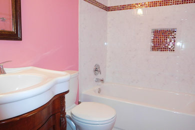 Cette image montre une salle d'eau bohème en bois brun de taille moyenne avec un placard en trompe-l'oeil, une baignoire en alcôve, un combiné douche/baignoire, WC séparés, un mur rose, un sol en carrelage de céramique et un lavabo intégré.