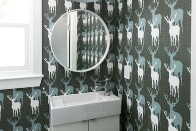 Bild på ett eklektiskt badrum, med en toalettstol med separat cisternkåpa