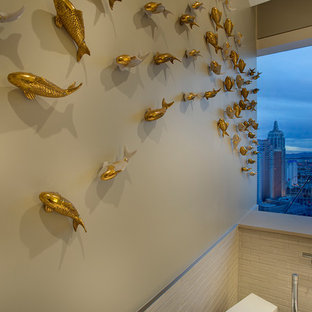 Foto de cuarto de baño principal, asiático, grande, con armarios abiertos, encimera de cuarzo compacto, bañera exenta, baldosas y/o azulejos blancos y suelo de baldosas de cerámica