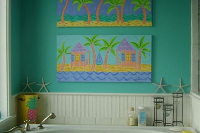 マイアミにある中くらいなトロピカルスタイルのおしゃれなマスターバスルーム (フラットパネル扉のキャビネット、白いキャビネット、タイルの洗面台、ドロップイン型浴槽、白いタイル、セラミックタイル、緑の壁、セラミックタイルの床) の写真