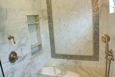 Foto på ett funkis badrum, med en dusch i en alkov, vit kakel och marmorkakel
