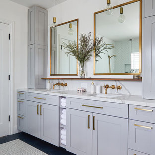 Esempio di una stanza da bagno padronale classica con ante in stile shaker, ante grigie, pareti bianche, lavabo sottopiano, pavimento nero e top bianco