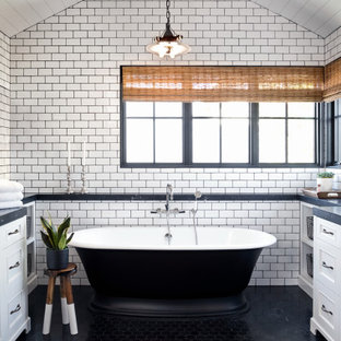 Inspiration för stora maritima grått en-suite badrum, med skåp i shakerstil, vita skåp, ett fristående badkar, gul kakel, tunnelbanekakel, klinkergolv i porslin och svart golv