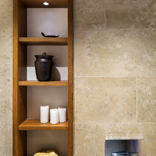 Esempio di una piccola stanza da bagno contemporanea con top in marmo, doccia alcova, piastrelle beige, pavimento con piastrelle in ceramica e ante arancioni