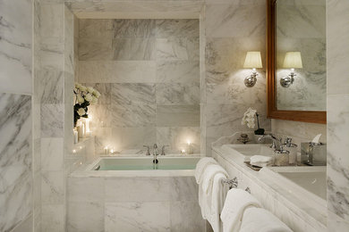Inredning av ett modernt stort en-suite badrum, med släta luckor, vita skåp, ett undermonterat badkar, grå kakel, vit kakel, marmorkakel, grå väggar, marmorgolv, ett nedsänkt handfat, marmorbänkskiva och grått golv