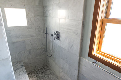 Идея дизайна: главная ванная комната среднего размера в стиле неоклассика (современная классика) с фасадами островного типа, серыми фасадами, открытым душем, раздельным унитазом, белой плиткой, мраморной плиткой, синими стенами, мраморным полом, врезной раковиной, мраморной столешницей, белым полом, открытым душем и белой столешницей
