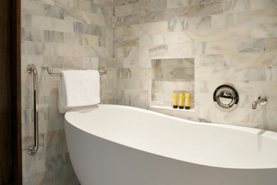 Foto de cuarto de baño principal clásico renovado con bañera exenta, baldosas y/o azulejos blancos, baldosas y/o azulejos de piedra, suelo con mosaicos de baldosas y encimera de mármol