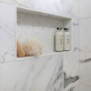 Bild på ett mellanstort vintage vit vitt en-suite badrum, med luckor med infälld panel, vita skåp, en dusch i en alkov, en toalettstol med hel cisternkåpa, grå kakel, glaskakel, grå väggar, marmorgolv, ett undermonterad handfat, marmorbänkskiva, vitt golv och dusch med gångjärnsdörr