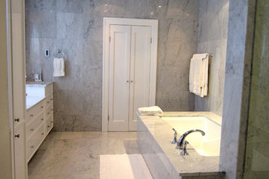 Large trendy bathroom photo in Montreal