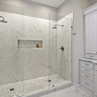 Foto på ett stort vintage en-suite badrum, med luckor med profilerade fronter, vita skåp, en dubbeldusch, vit kakel, porslinskakel, grå väggar, klinkergolv i porslin, ett undermonterad handfat, granitbänkskiva, vitt golv och med dusch som är öppen