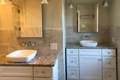 Ejemplo de cuarto de baño principal contemporáneo de tamaño medio con lavabo sobreencimera, armarios tipo mueble, puertas de armario blancas, encimera de granito y suelo de mármol