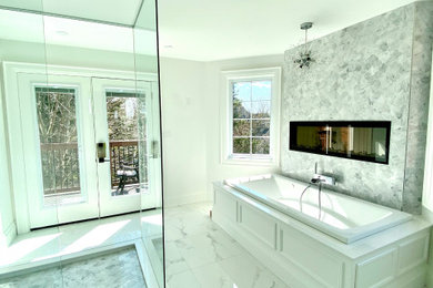 Foto de cuarto de baño tradicional renovado con suelo de mármol y panelado