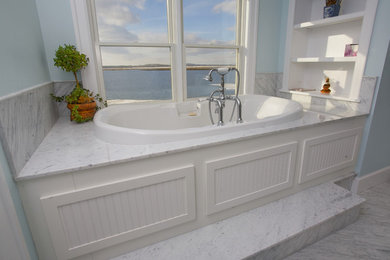 Foto di una stanza da bagno con doccia tradizionale di medie dimensioni con ante in stile shaker, ante bianche, vasca ad alcova, WC a due pezzi, pareti blu, pavimento in marmo, lavabo sottopiano, top in granito e pavimento bianco