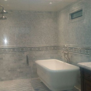 Bild på ett mellanstort vintage en-suite badrum, med luckor med upphöjd panel, skåp i mörkt trä, ett fristående badkar, en dusch i en alkov, grå kakel, kakelplattor, grå väggar, kalkstensgolv, ett undermonterad handfat, marmorbänkskiva, grått golv och dusch med gångjärnsdörr