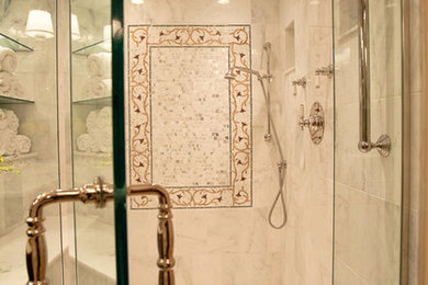 プロビデンスにあるラグジュアリーな巨大なトランジショナルスタイルのおしゃれな浴室 (バリアフリー、白いタイル、石タイル) の写真
