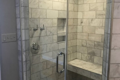 Modelo de cuarto de baño principal mediterráneo de tamaño medio con ducha esquinera, baldosas y/o azulejos blancos, baldosas y/o azulejos de piedra y ducha con puerta con bisagras