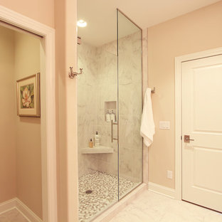 Klassisk inredning av ett mellanstort beige beige en-suite badrum, med luckor med infälld panel, vita skåp, en dusch i en alkov, en toalettstol med separat cisternkåpa, vit kakel, marmorkakel, beige väggar, marmorgolv, ett undermonterad handfat, bänkskiva i kvarts, vitt golv och dusch med gångjärnsdörr
