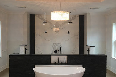 マイアミにある広いコンテンポラリースタイルのおしゃれなマスターバスルーム (置き型浴槽、ダブルシャワー、グレーのタイル、白いタイル、大理石タイル、グレーの壁、茶色い床、オープンシャワー) の写真