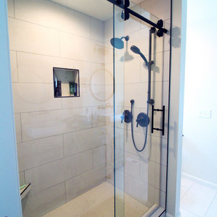 Inspiration pour une petit salle de bain principale bohème avec un placard en trompe-l'oeil, des portes de placards vertess, une douche ouverte, un carrelage gris, des carreaux de porcelaine, un mur blanc, un sol en carrelage de porcelaine, une vasque, un plan de toilette en bois, un sol gris, une cabine de douche à porte coulissante, un plan de toilette vert, une niche, meuble double vasque et meuble-lavabo sur pied.