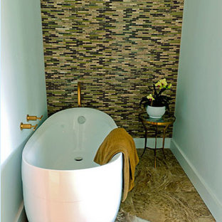 Inspiration pour une petit salle d'eau design avec un bain japonais, un mur multicolore et un sol en travertin.