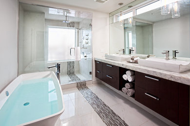 Foto de cuarto de baño contemporáneo con puertas de armario de madera en tonos medios, lavabo sobreencimera, armarios con paneles lisos, bañera exenta, ducha empotrada y paredes blancas