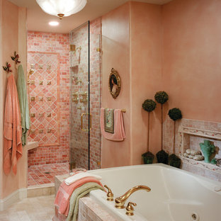 Foto di una stanza da bagno padronale mediterranea con WC monopezzo, piastrelle arancioni, piastrelle rosa, pareti arancioni, pavimento in marmo, lavabo sottopiano, top in marmo, pavimento beige, porta doccia a battente, vasca da incasso e doccia alcova