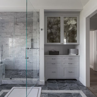 Bild på ett mellanstort funkis en-suite badrum, med skåp i shakerstil, grå skåp, en dusch i en alkov, en toalettstol med separat cisternkåpa, grå kakel, vit kakel, stenhäll, vita väggar, klinkergolv i porslin, ett undermonterad handfat och marmorbänkskiva