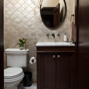 Foto di una piccola stanza da bagno con doccia mediterranea con piastrelle in ceramica, piastrelle grigie, lavabo sottopiano, ante in stile shaker, ante in legno bruno, top in marmo, pareti beige, pavimento in marmo e WC a due pezzi