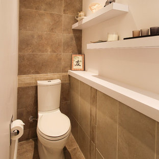 Diseño de cuarto de baño con ducha, de estilo zen, pequeño, con armarios con paneles lisos, puertas de armario de madera en tonos medios, bañera encastrada, combinación de ducha y bañera, sanitario de dos piezas, baldosas y/o azulejos verdes, baldosas y/o azulejos de cerámica, paredes blancas, suelo de baldosas de cerámica, lavabo encastrado y encimera de acrílico