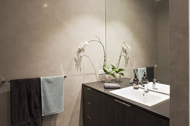 Cette photo montre une salle de bain tendance avec un mur gris.