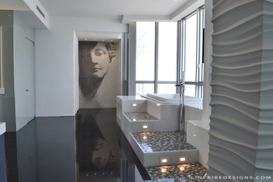 Foto de cuarto de baño principal contemporáneo extra grande con baldosas y/o azulejos negros y paredes blancas