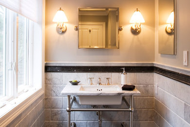 Inspiration pour une salle de bain principale traditionnelle de taille moyenne avec un plan de toilette en marbre, un carrelage de pierre, un plan vasque, un mur gris, une douche double, WC à poser, un sol en marbre, un placard sans porte et un carrelage blanc.