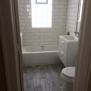 75+ Bäder mit Fliesen in Holzoptik und Duschvorhang-Duschabtrennung